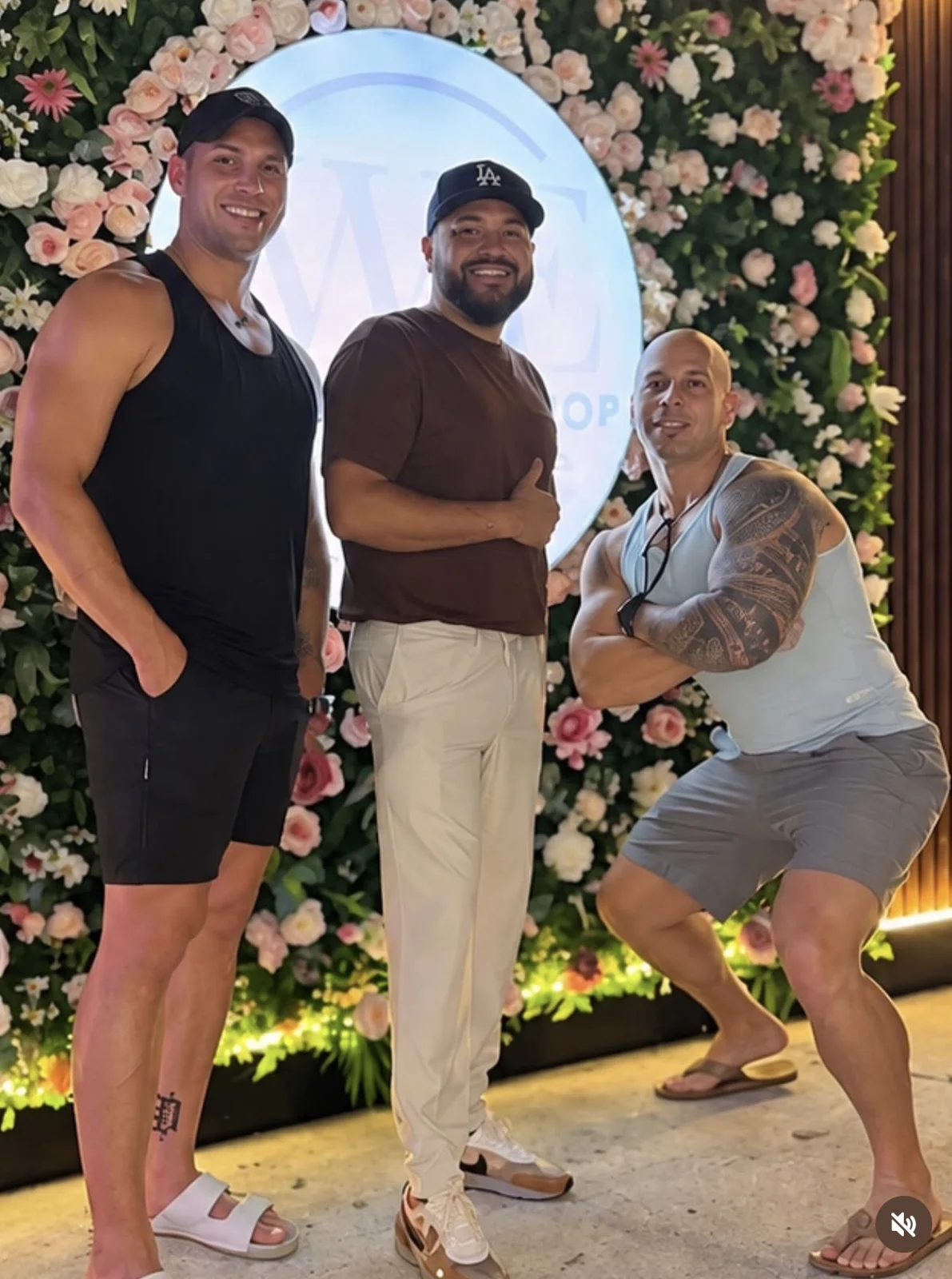 Tres visitantes sonriendo junto al mural de flores de WE Ice Cream Shop