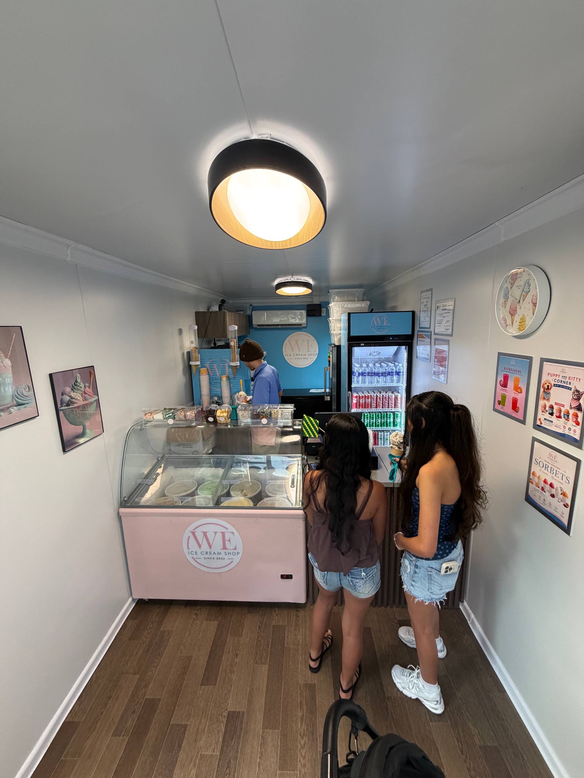 Interior de WE con mostrador rosado y vitrina de mantecados