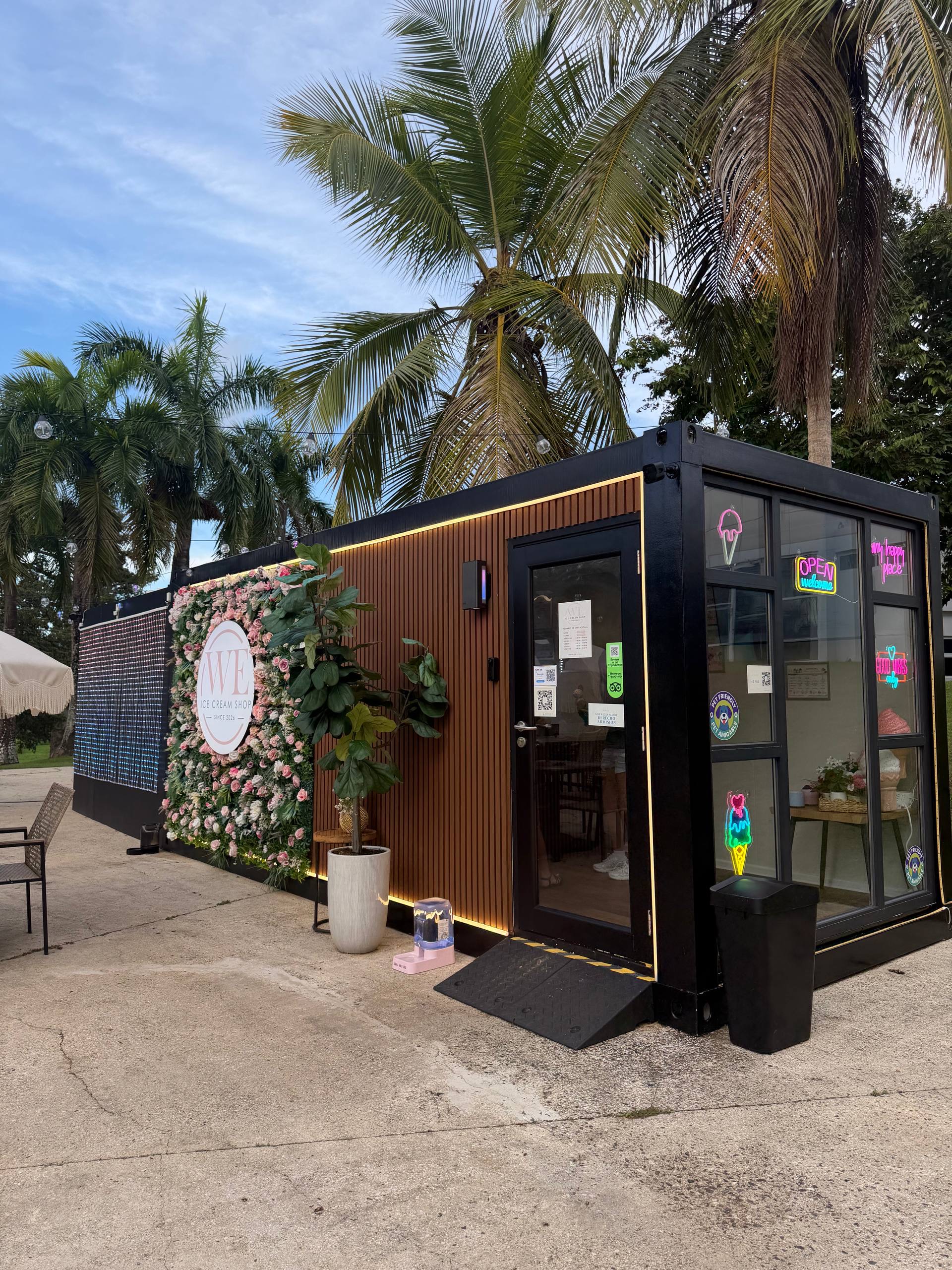 Fachada de la tienda WE Ice Cream Shop en Ciudad Jardín